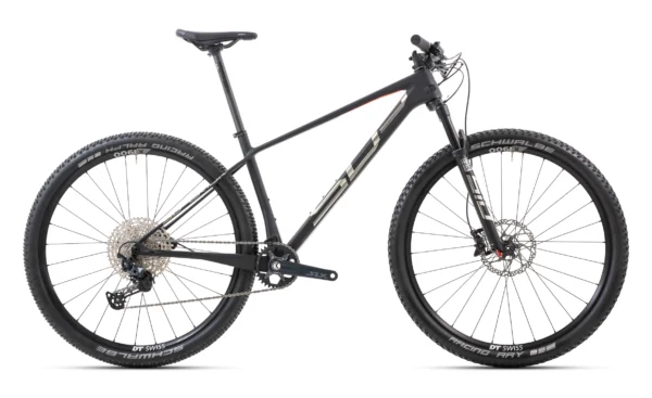 Superior XP 969 mountainbike met carbon frame, RockShox voorvork, Shimano SLX 12-speed aandrijflijn, en DT Swiss wielen, ontworpen voor ultieme controle en prestaties op ruige trails.